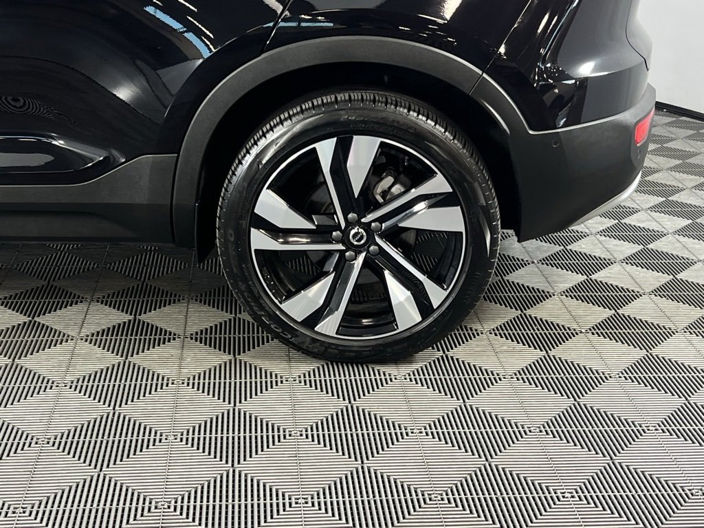 Used 2025 Volvo XC40 B5 Plus image 9