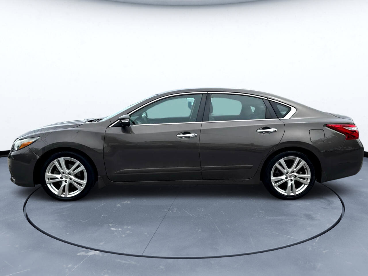 Used 2017 Nissan Altima 3.5 SL w/ 3.5SL Technology Package image 4