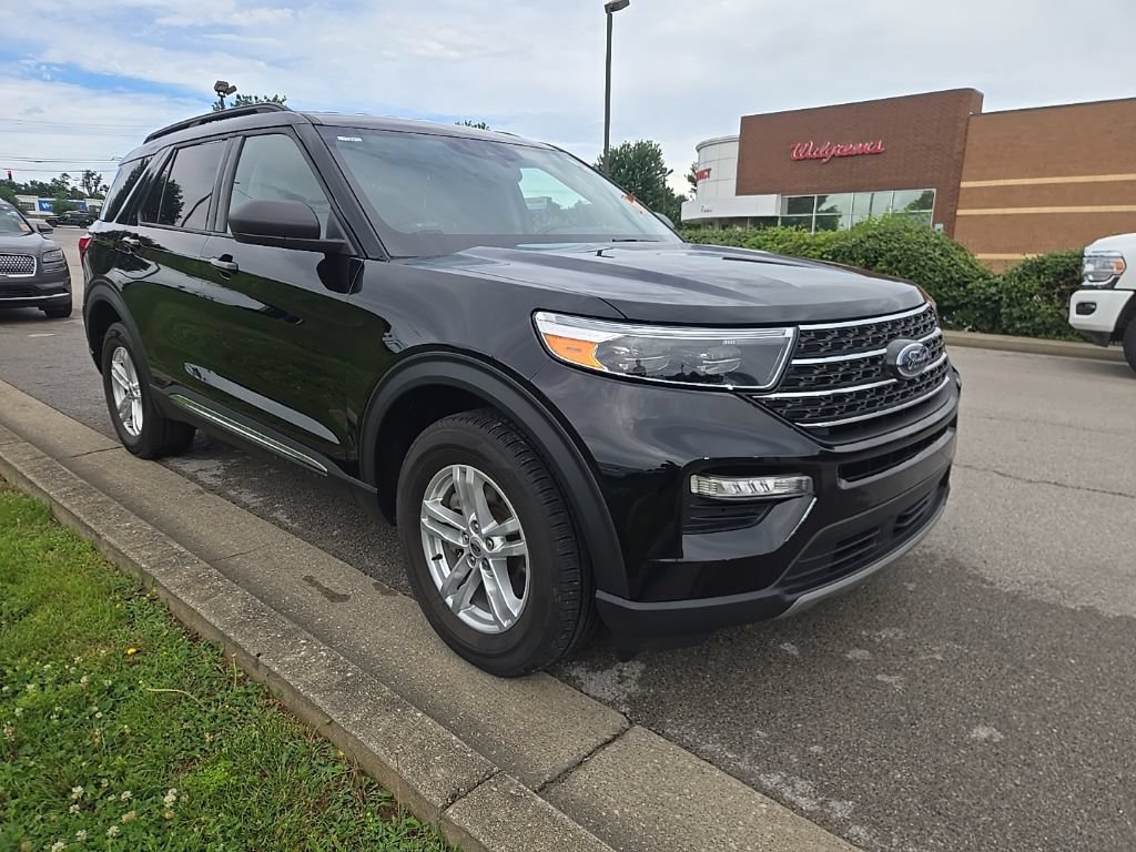 Used 2023 Ford Explorer XLT w/ Equipment Group 202A AWD/4WD image 2
