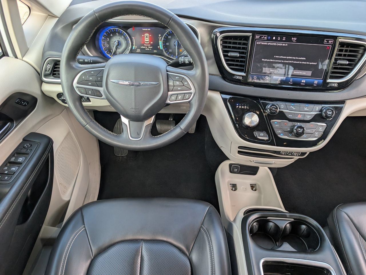 Used 2023 Chrysler Pacifica Touring-L FWD image 10