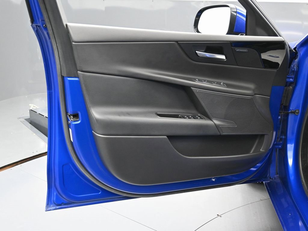 Used 2017 Jaguar XE Premium image 45