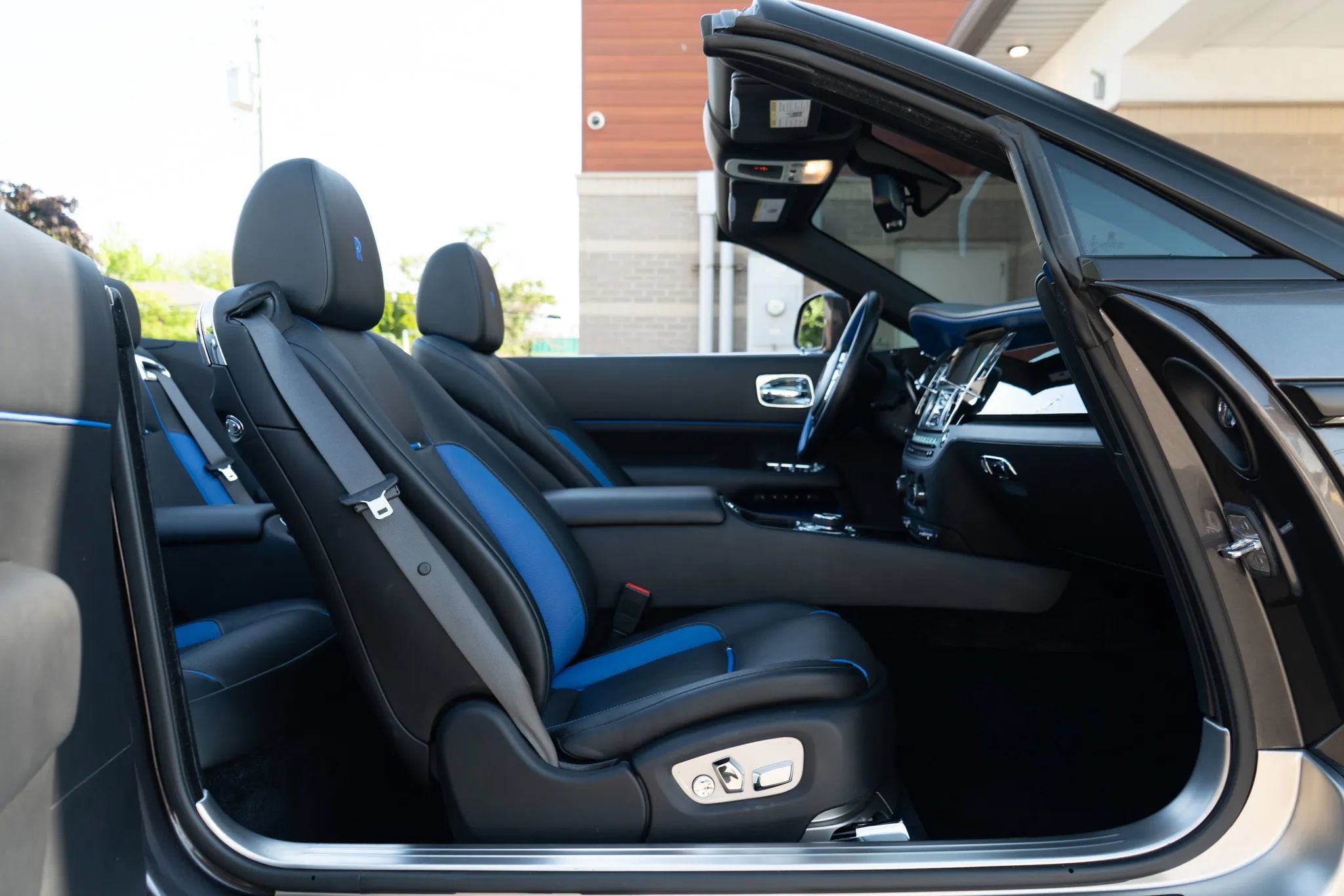 Used 2017 Rolls-Royce Dawn RWD image 19