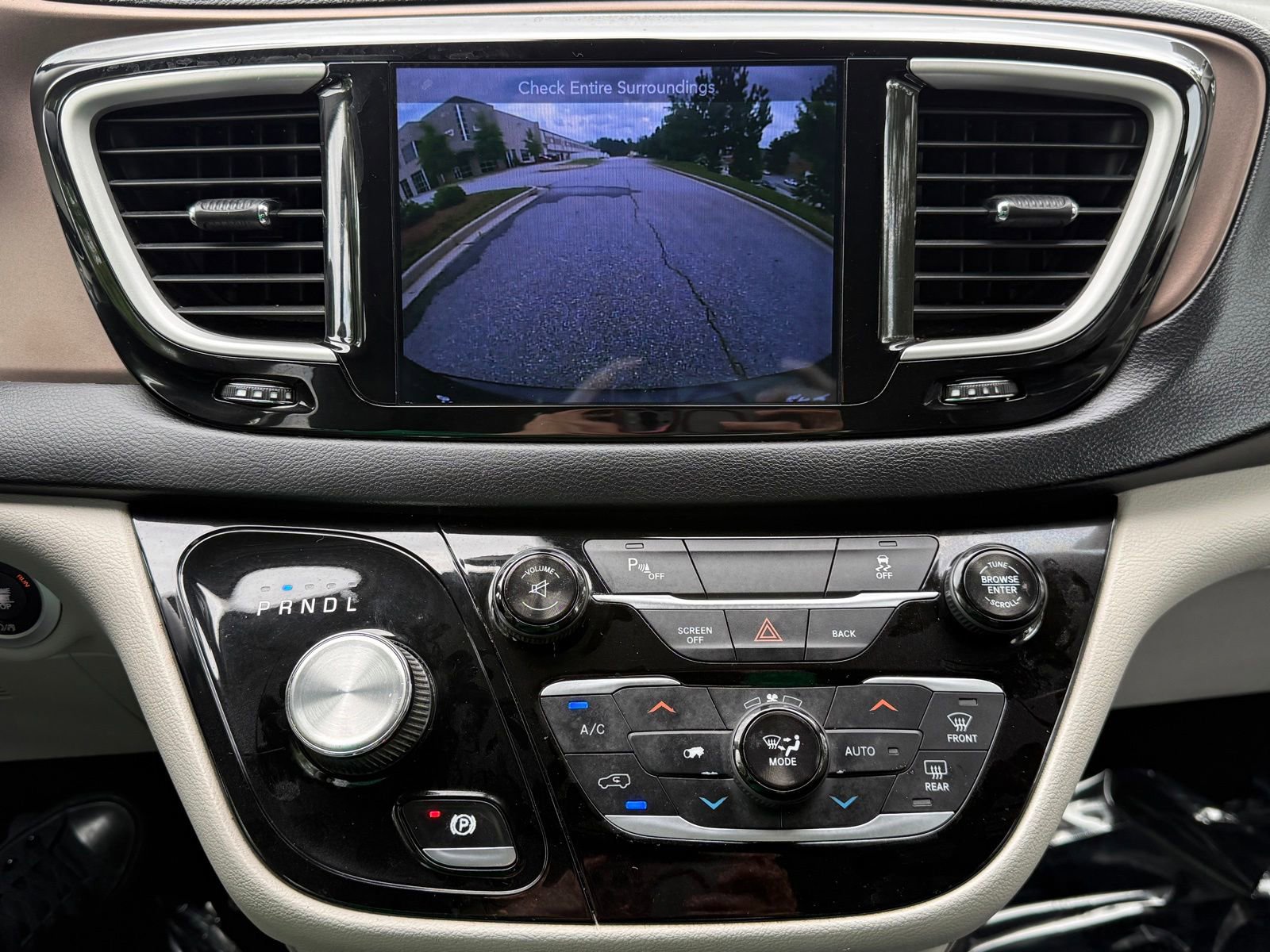 Used 2017 Chrysler Pacifica Touring-L FWD image 31