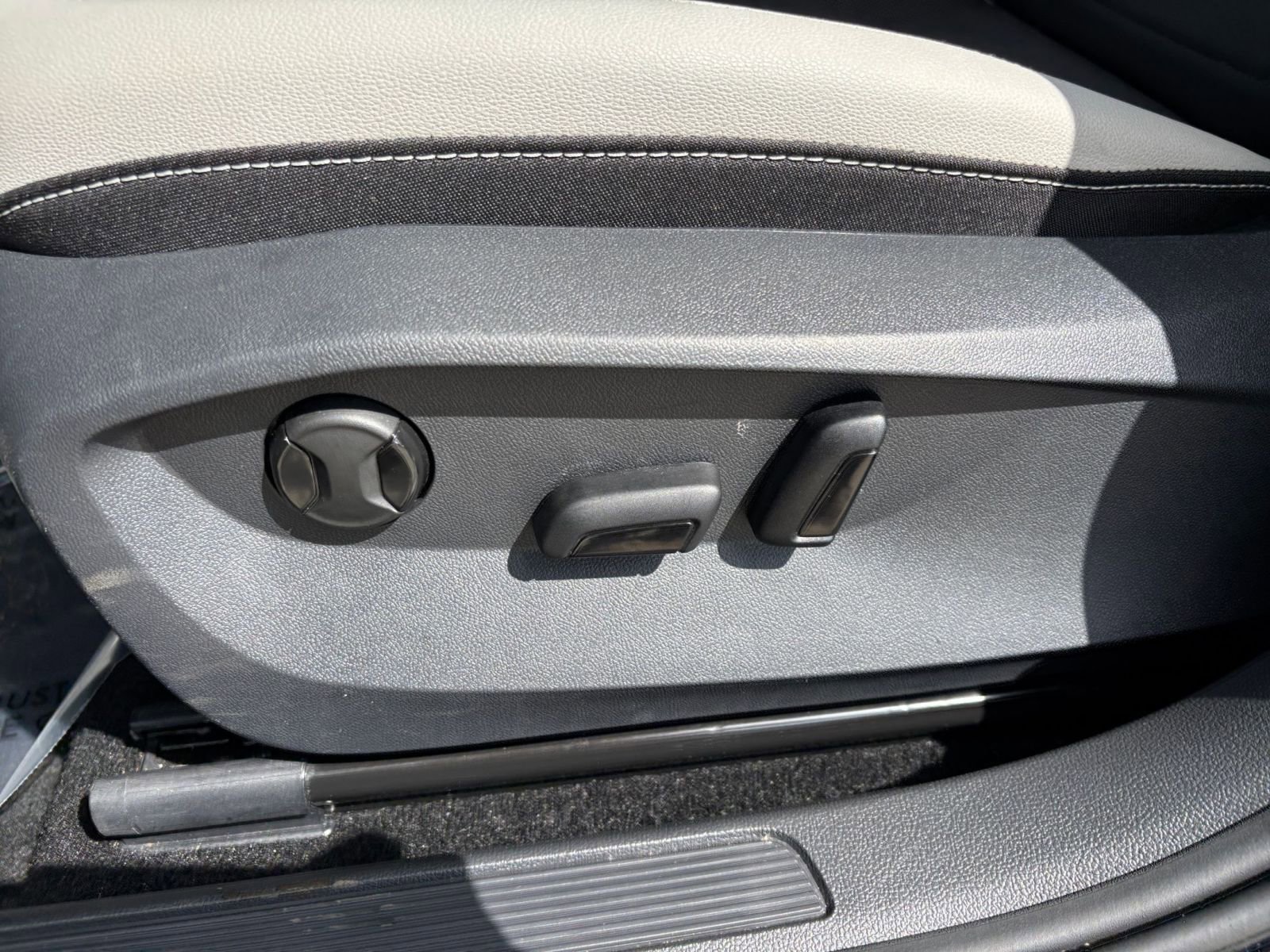 Used 2025 Volkswagen Taos SE FWD image 22