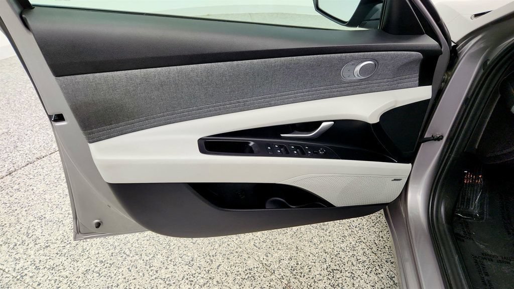 Used 2023 Hyundai Elantra Limited FWD image 11