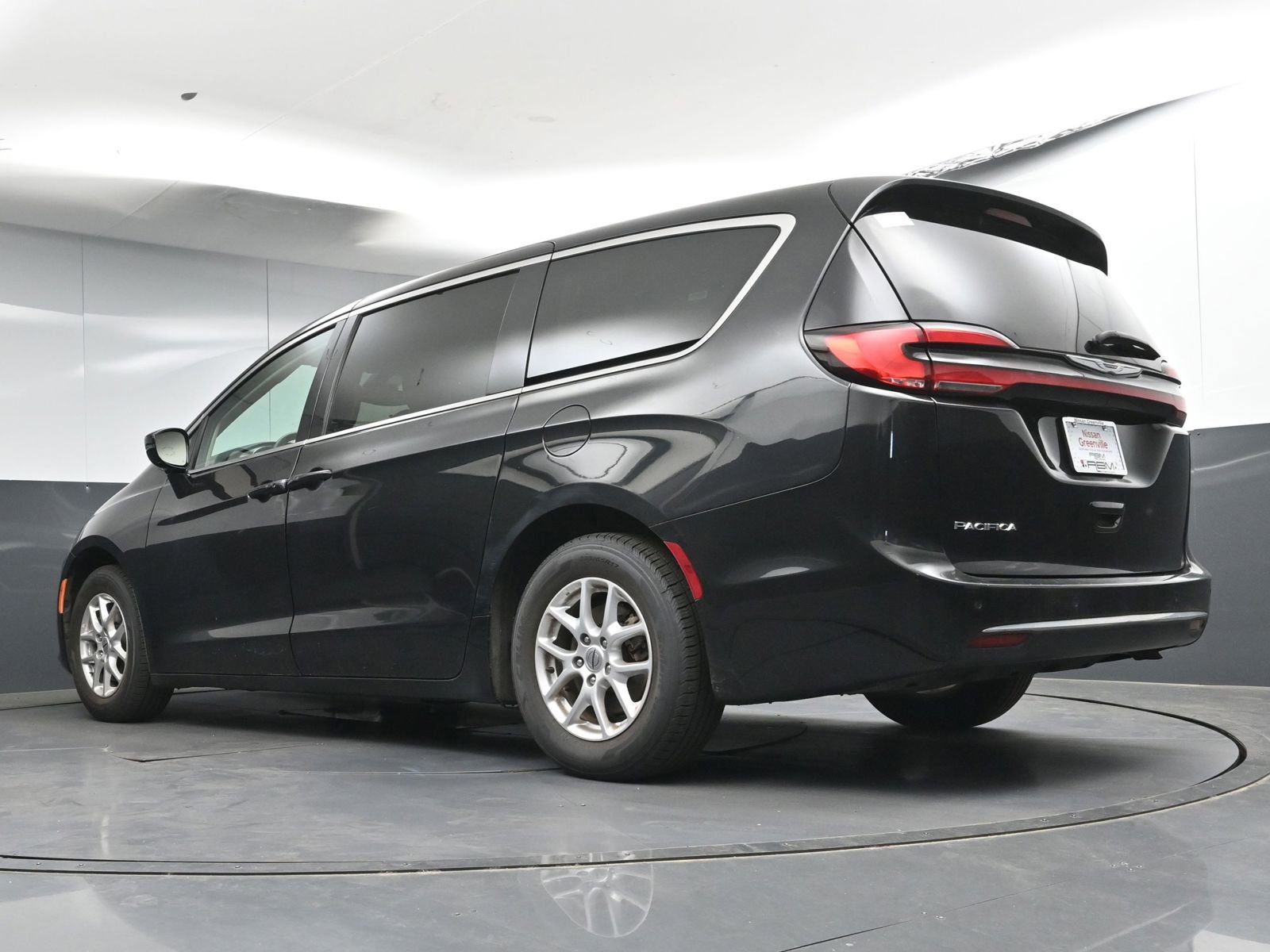 Used 2023 Chrysler Pacifica Touring-L image 30