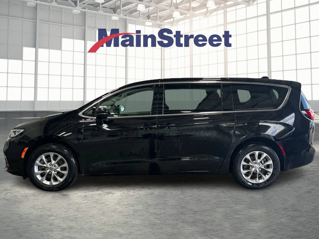 Used 2024 Chrysler Pacifica Touring-L AWD/4WD image 2
