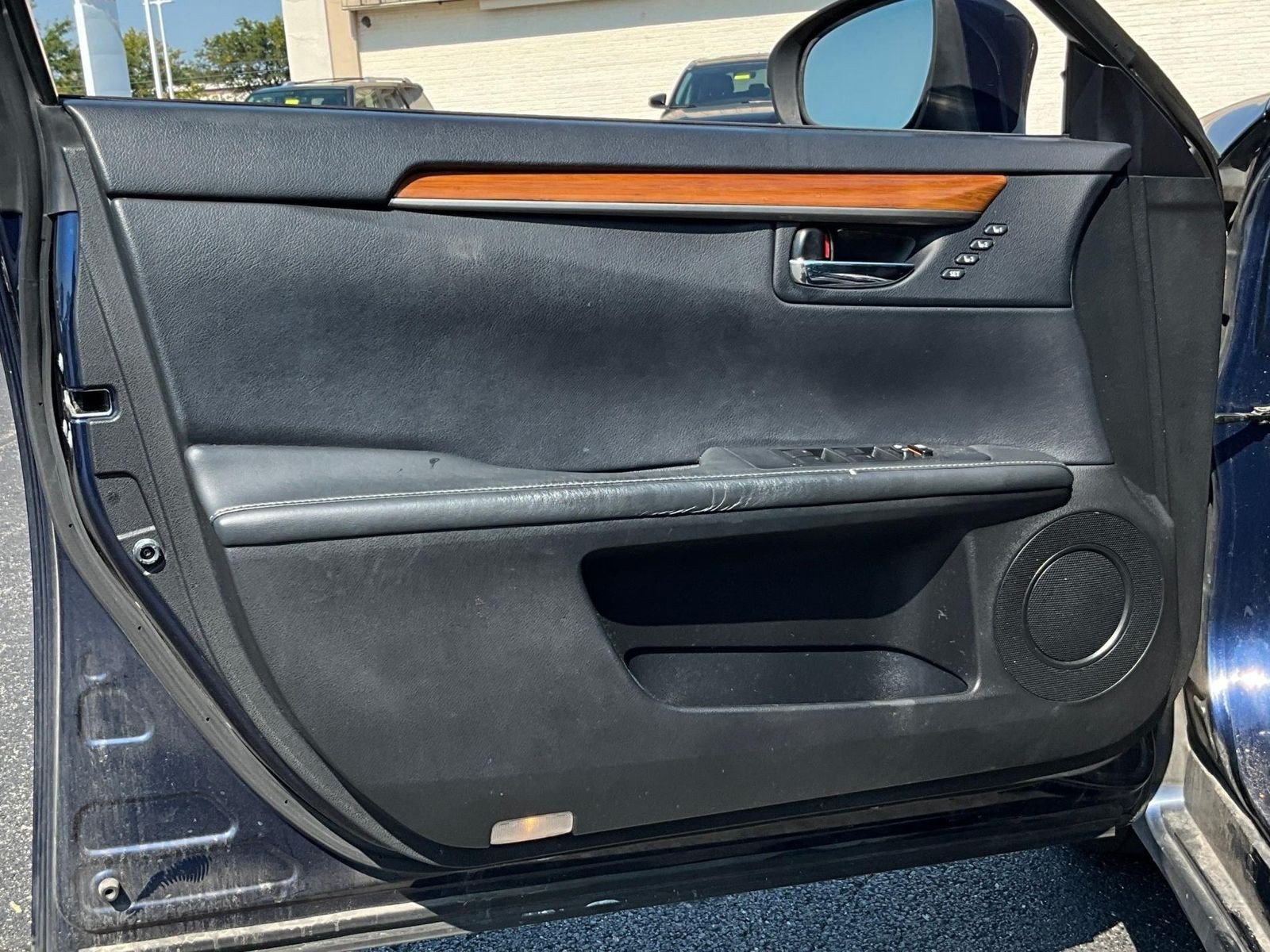 Used 2015 Lexus ES 300h w/ Premium Package w/Bamboo Trim FWD image 18