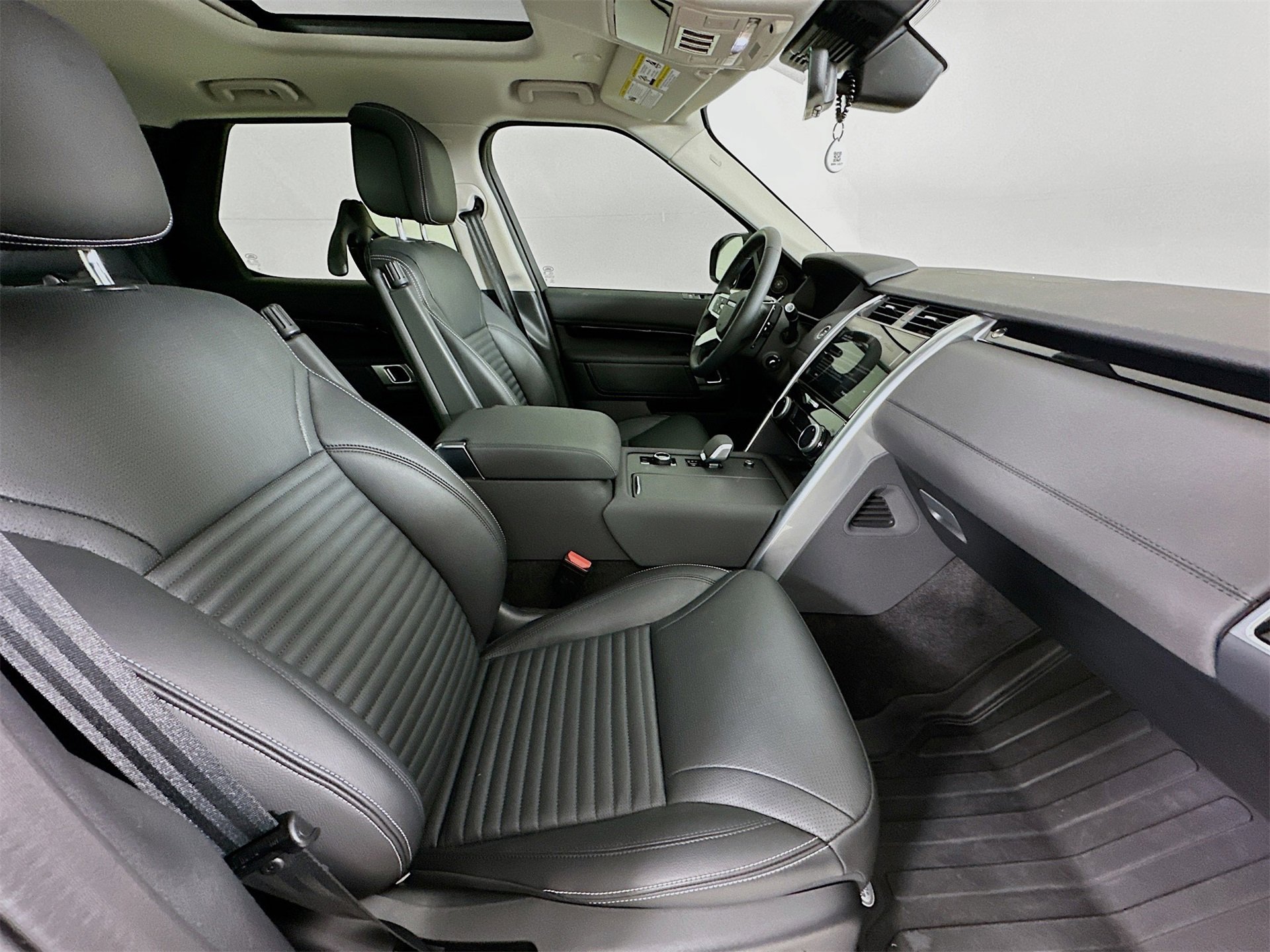 Used 2024 Land Rover Discovery S image 31