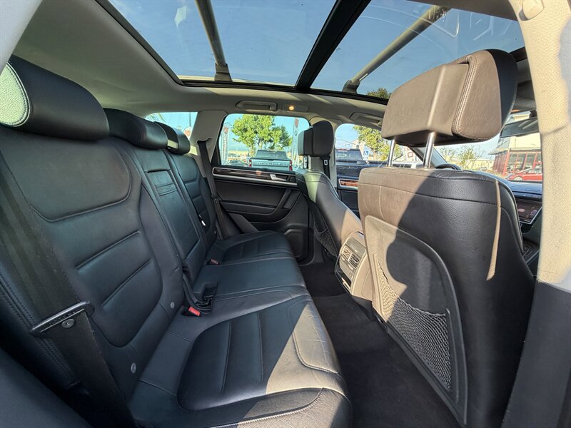 Used 2012 Volkswagen Touareg Hybrid AWD/4WD image 61