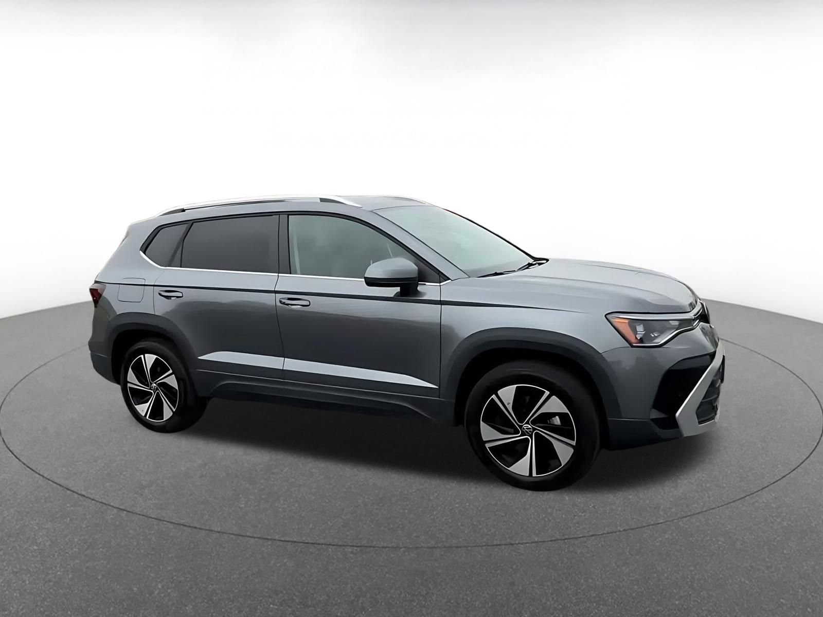 Used 2026 Volkswagen Taos SE AWD/4WD image 2