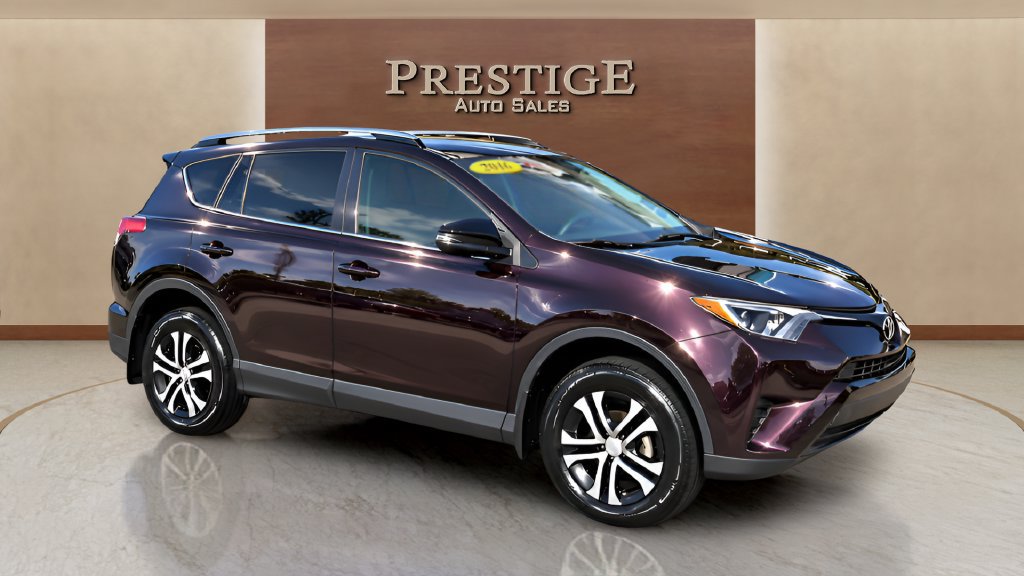 Used 2018 Toyota RAV4 LE FWD image 13