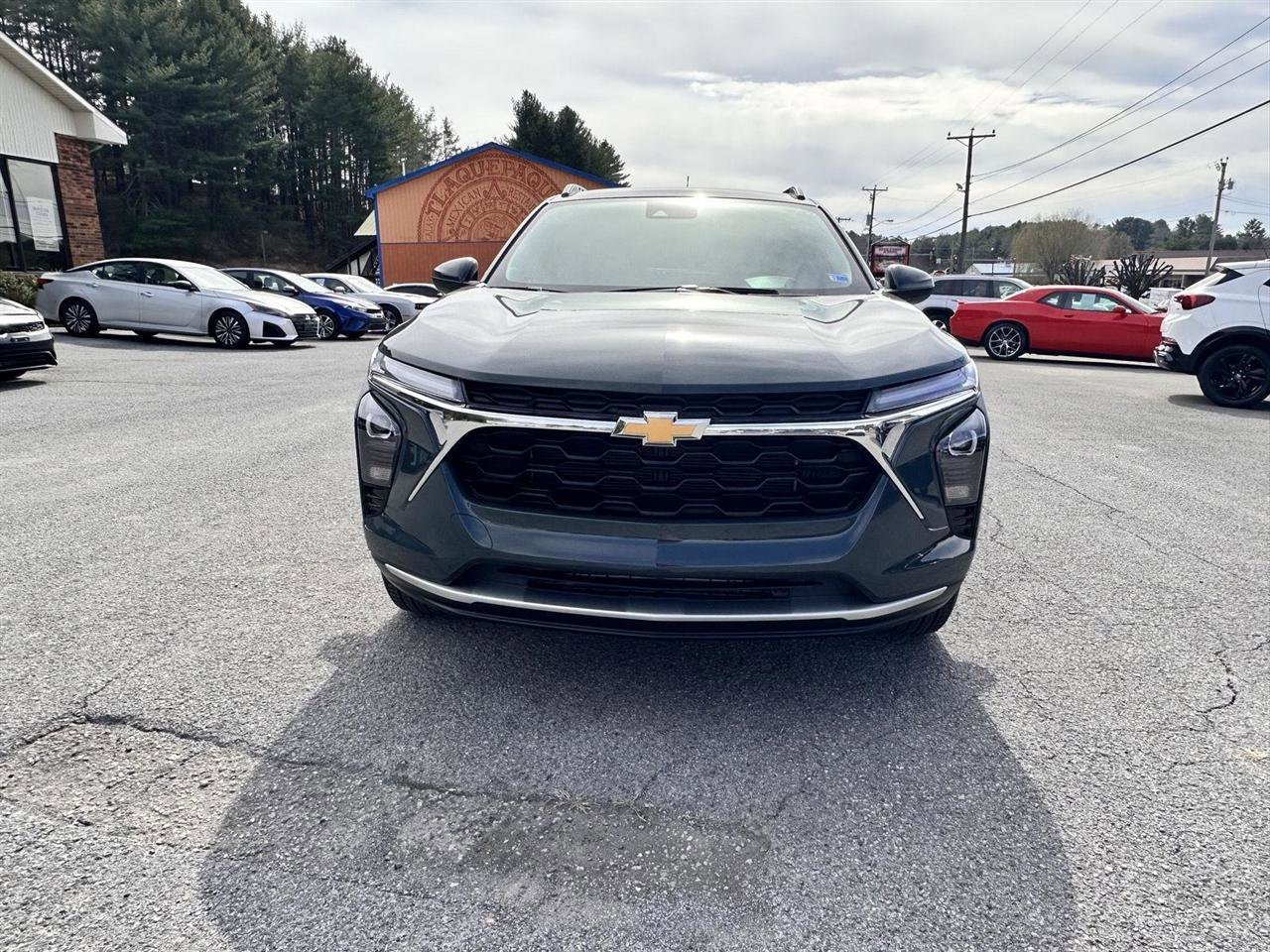 Used 2025 Chevrolet Trax LT w/ LT Convenience Package image 2