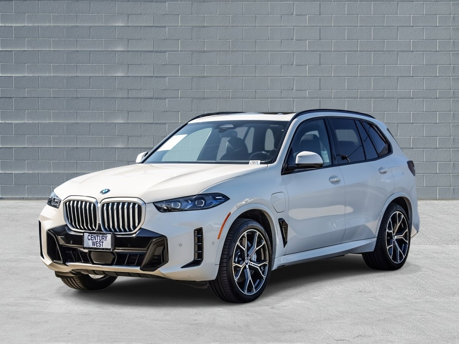 Used 2025 BMW X5 xDrive50e w/ M Sport Package AWD/4WD image 3