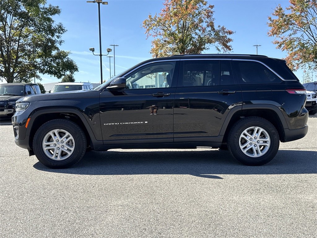 Used 2023 Jeep Grand Cherokee Laredo w/ Luxury Tech Group I image 2