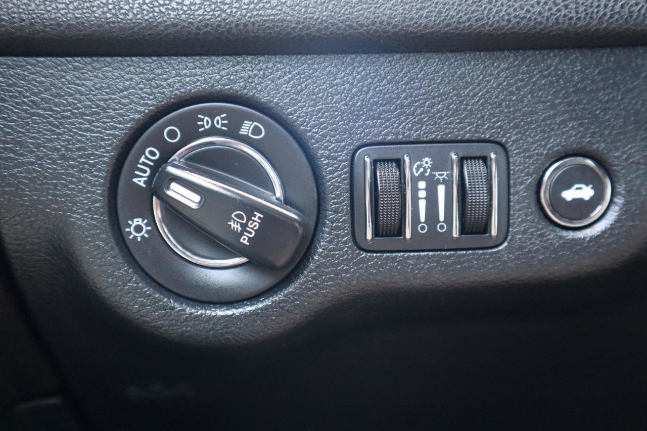 Used 2015 Chrysler 300 C w/ Light Group RWD image 60