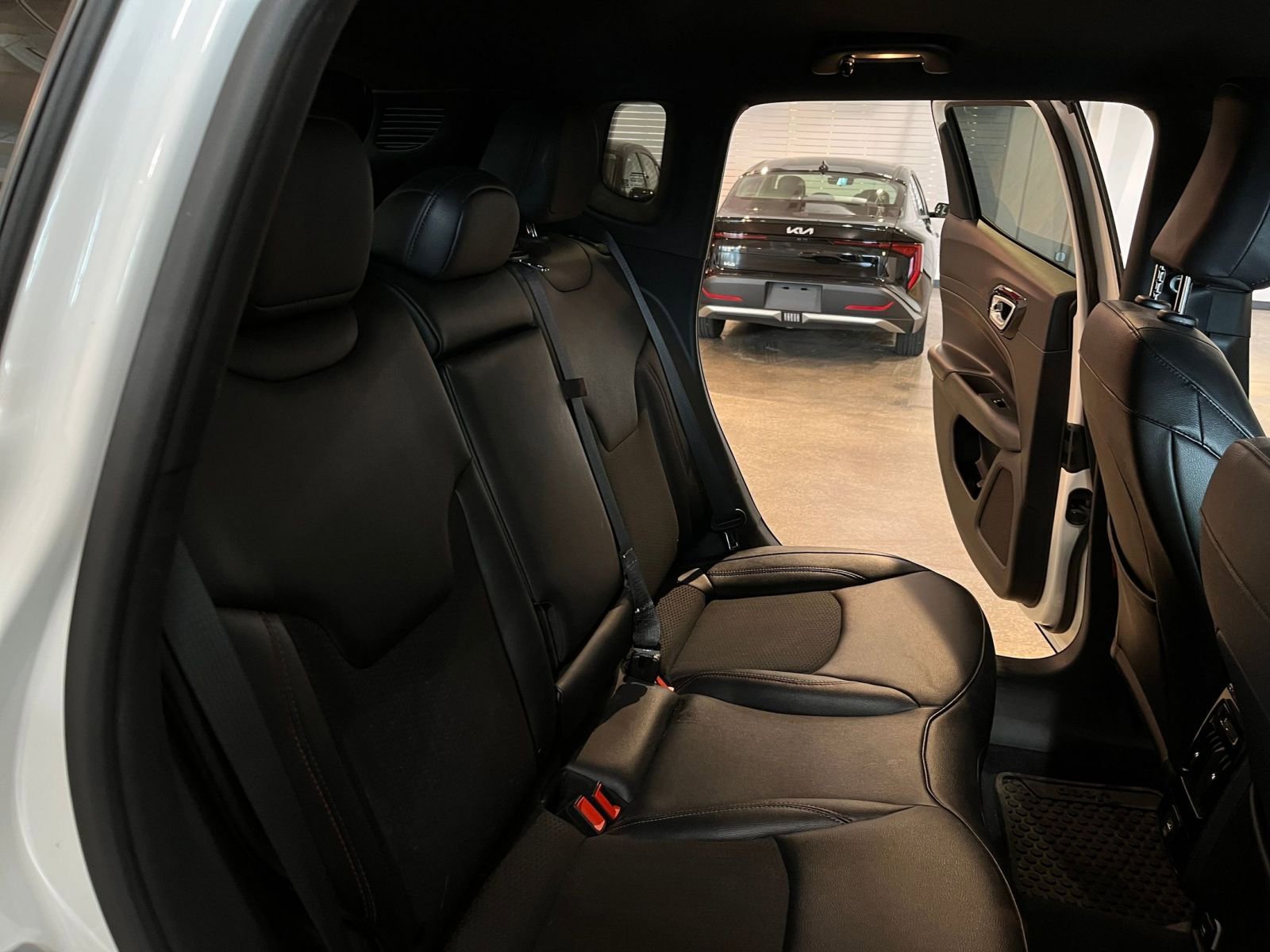 Used 2025 Jeep Compass Trailhawk AWD/4WD image 37