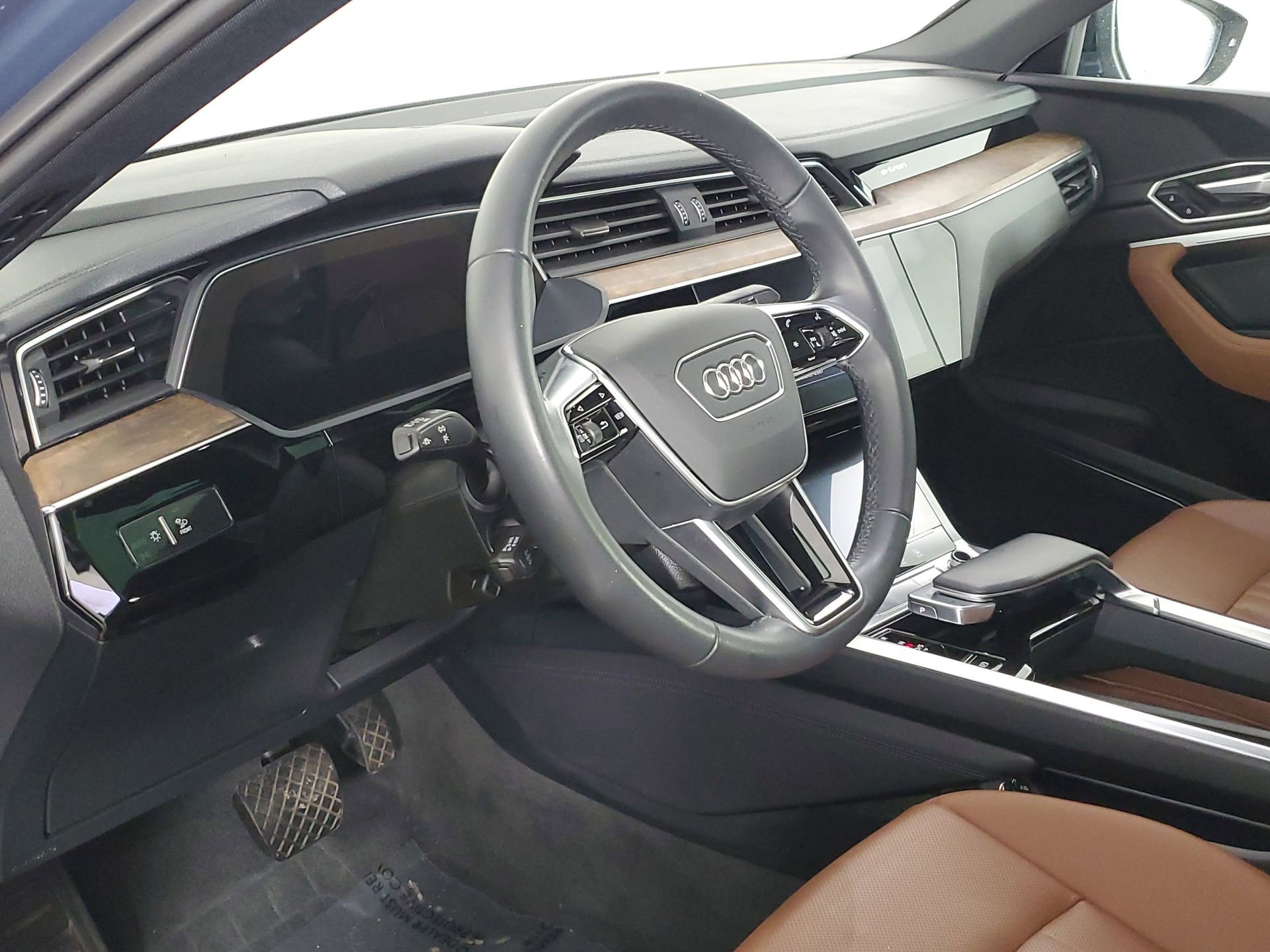 Used 2023 Audi e-tron Premium Plus w/ Premium Plus Package image 27