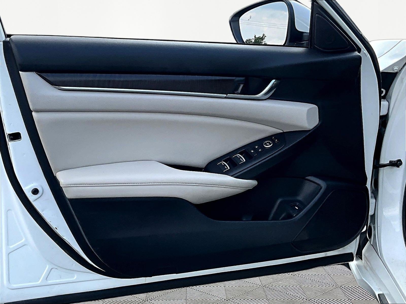 Used 2019 Honda Accord EX image 19