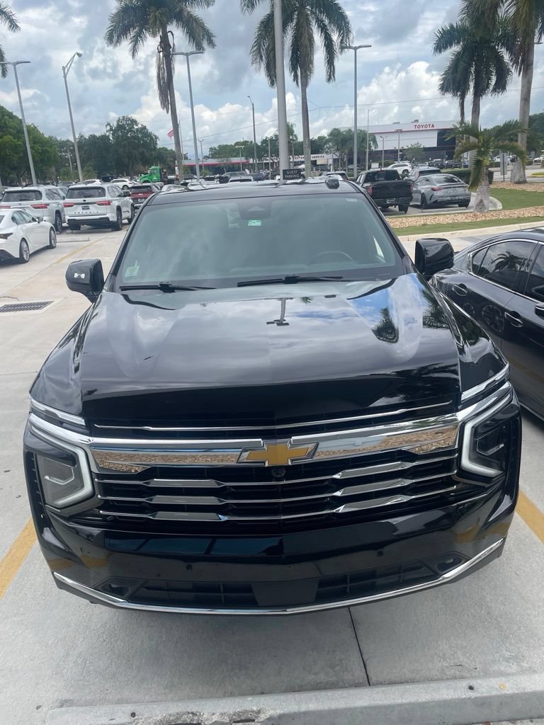 Used 2025 Chevrolet Suburban LT w/ Comfort Package RWD image 4