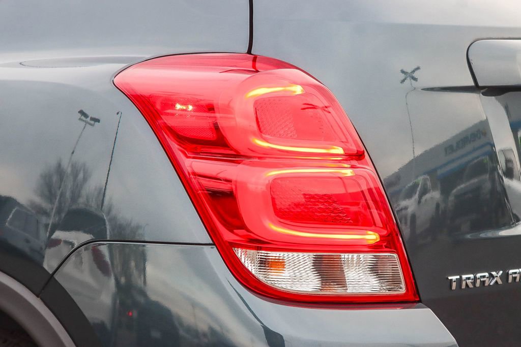 Used 2022 Chevrolet Trax LT w/ LT Convenience Package image 8