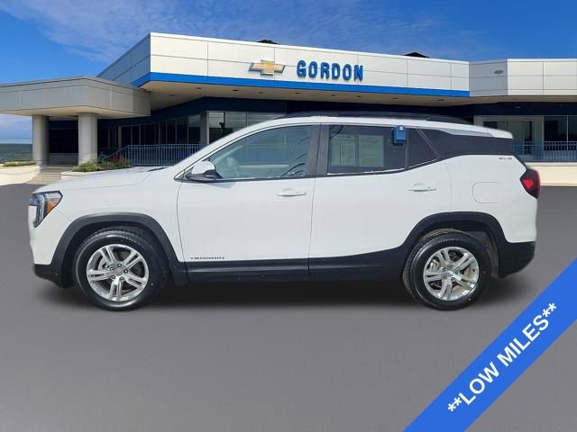 Used 2023 GMC Terrain SLE w/ Driver Convenience Package image 2