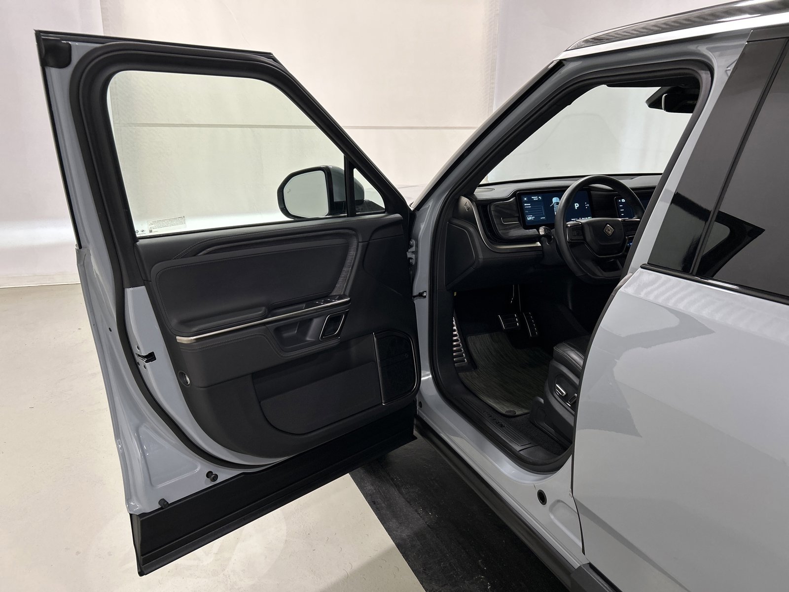 Used 2023 Rivian R1S Adventure image 16