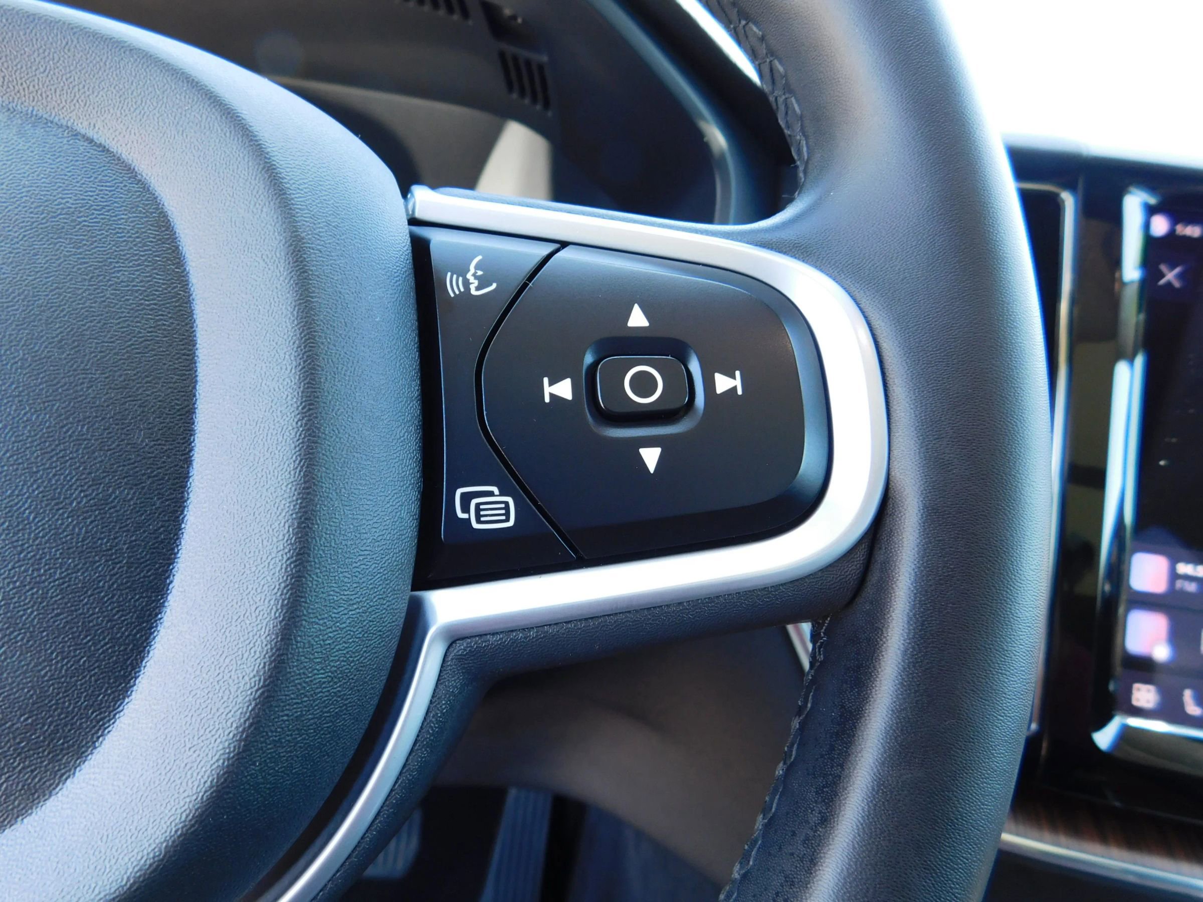 Used 2022 Volvo XC60 B5 Momentum AWD/4WD image 23