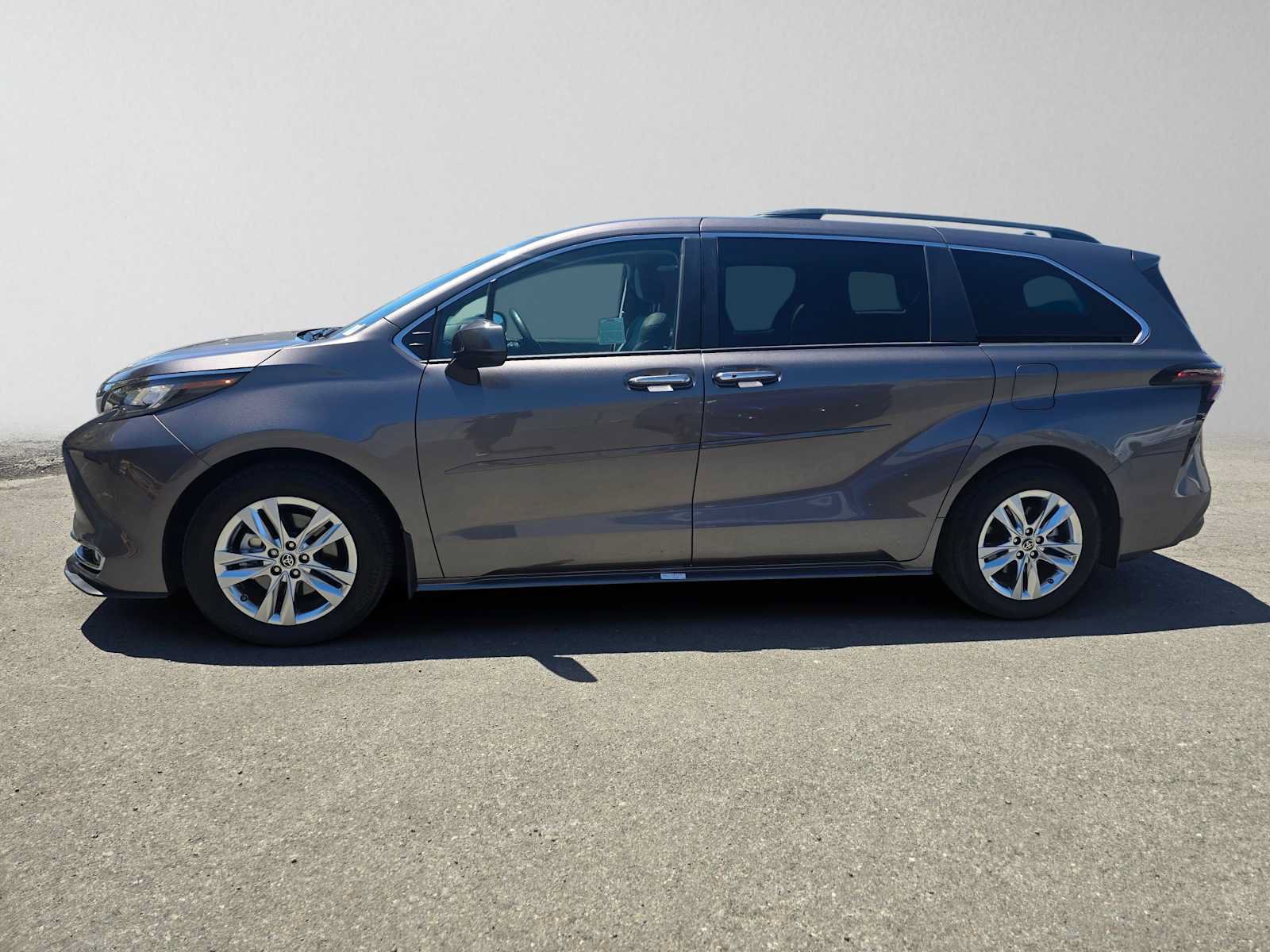Used 2023 Toyota Sienna XLE w/ XLE Plus Package FWD image 6