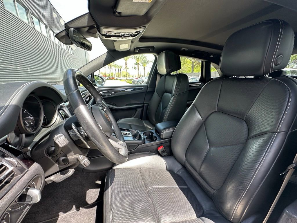 Certified 2023 Porsche Macan AWD/4WD image 5
