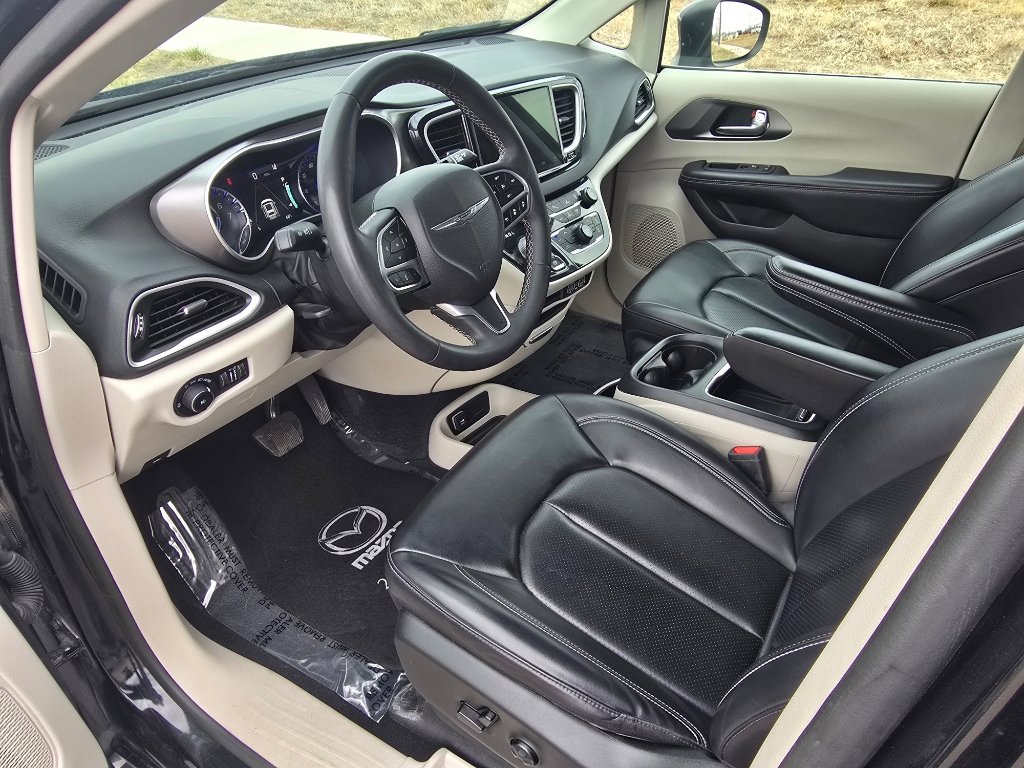 Used 2023 Chrysler Pacifica Touring-L image 24