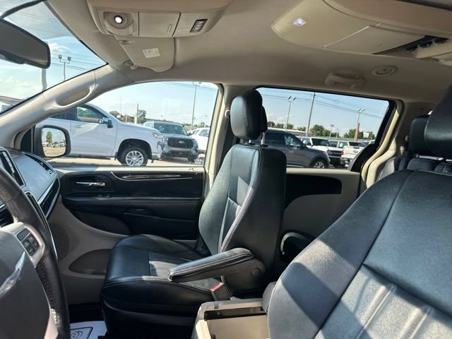 Used 2015 Chrysler Town & Country Touring FWD image 31