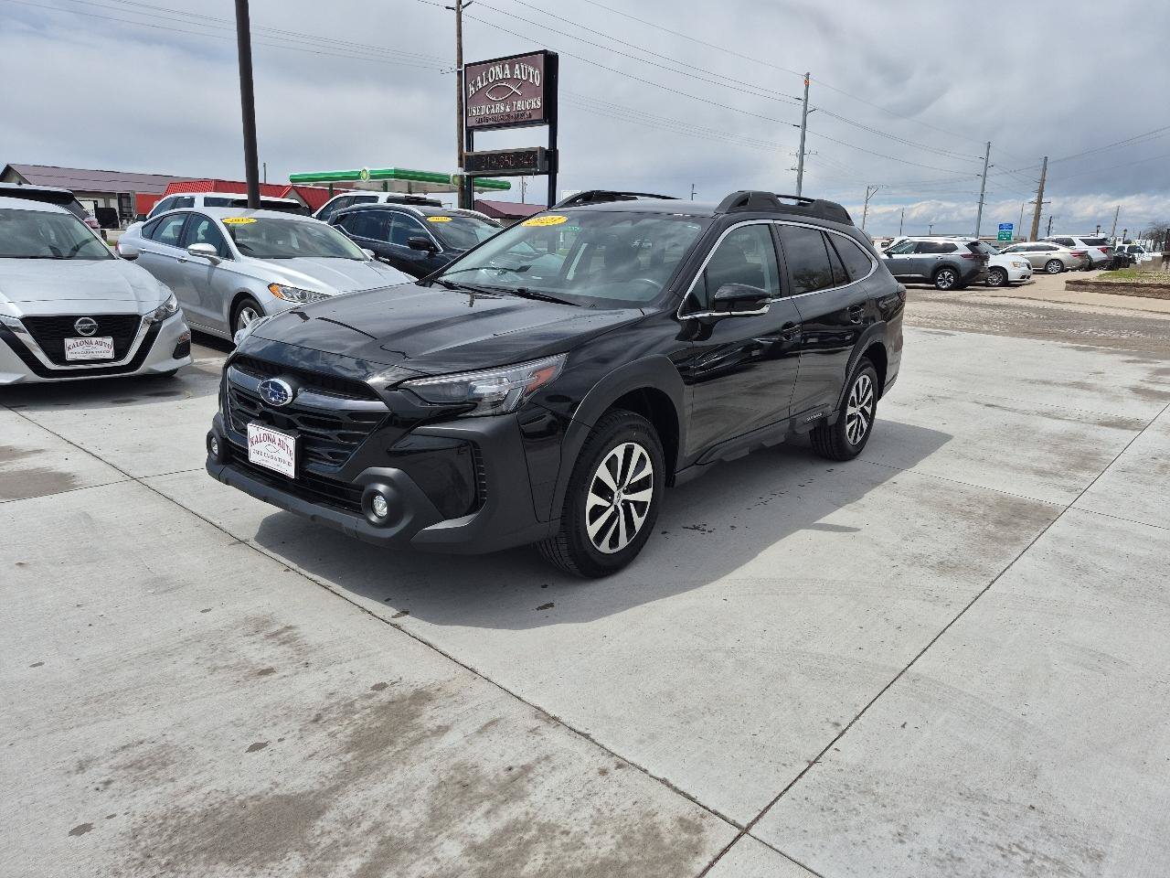 Used 2023 Subaru Outback Premium AWD/4WD image 2
