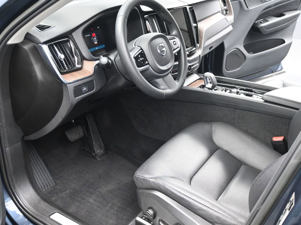Used 2023 Volvo XC60 B5 Plus image 10