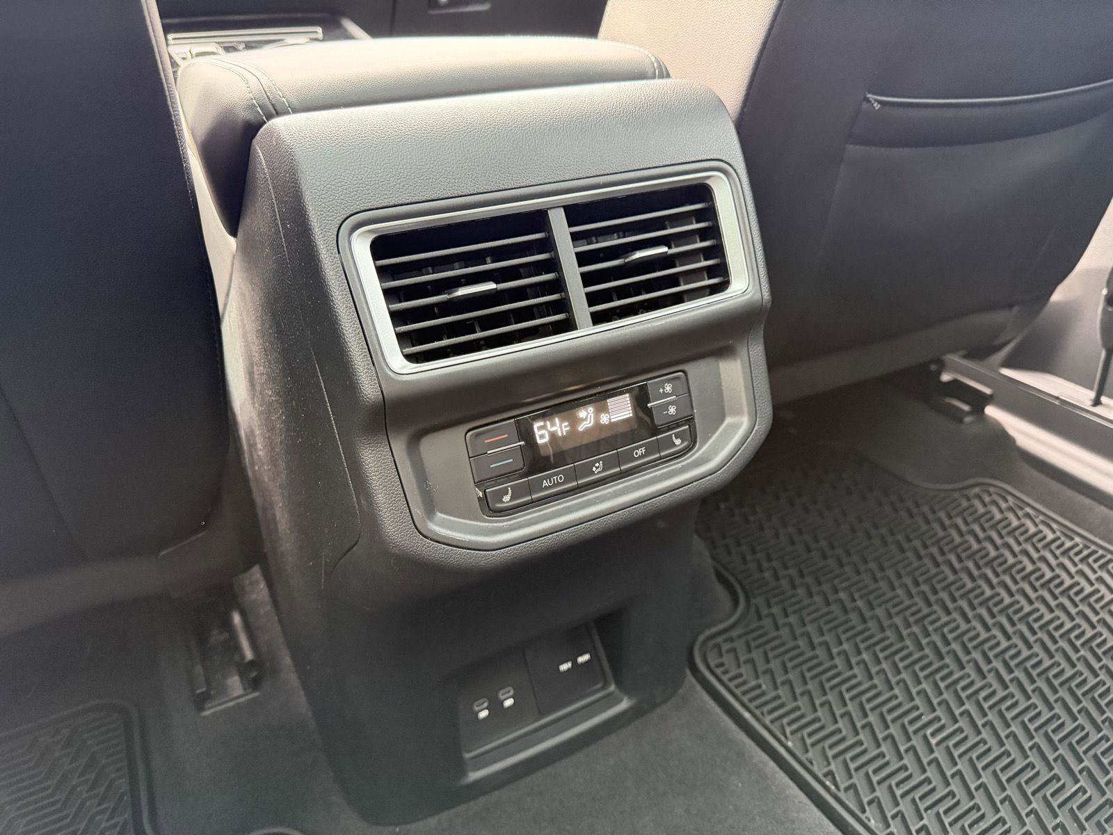 Used 2024 Volkswagen Atlas SEL Premium R-Line image 9