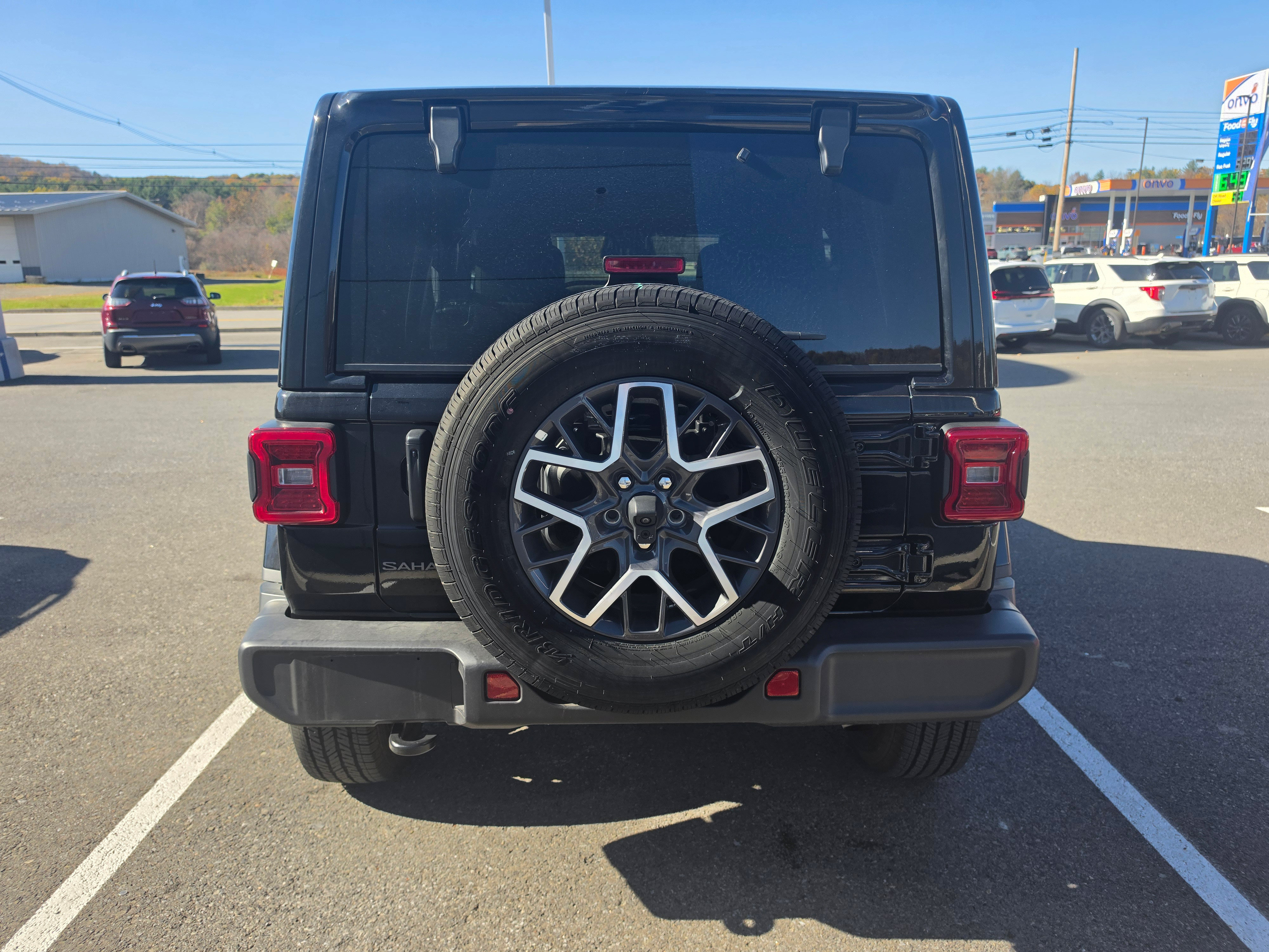 Used 2026 Jeep Wrangler Unlimited Sahara AWD/4WD image 4