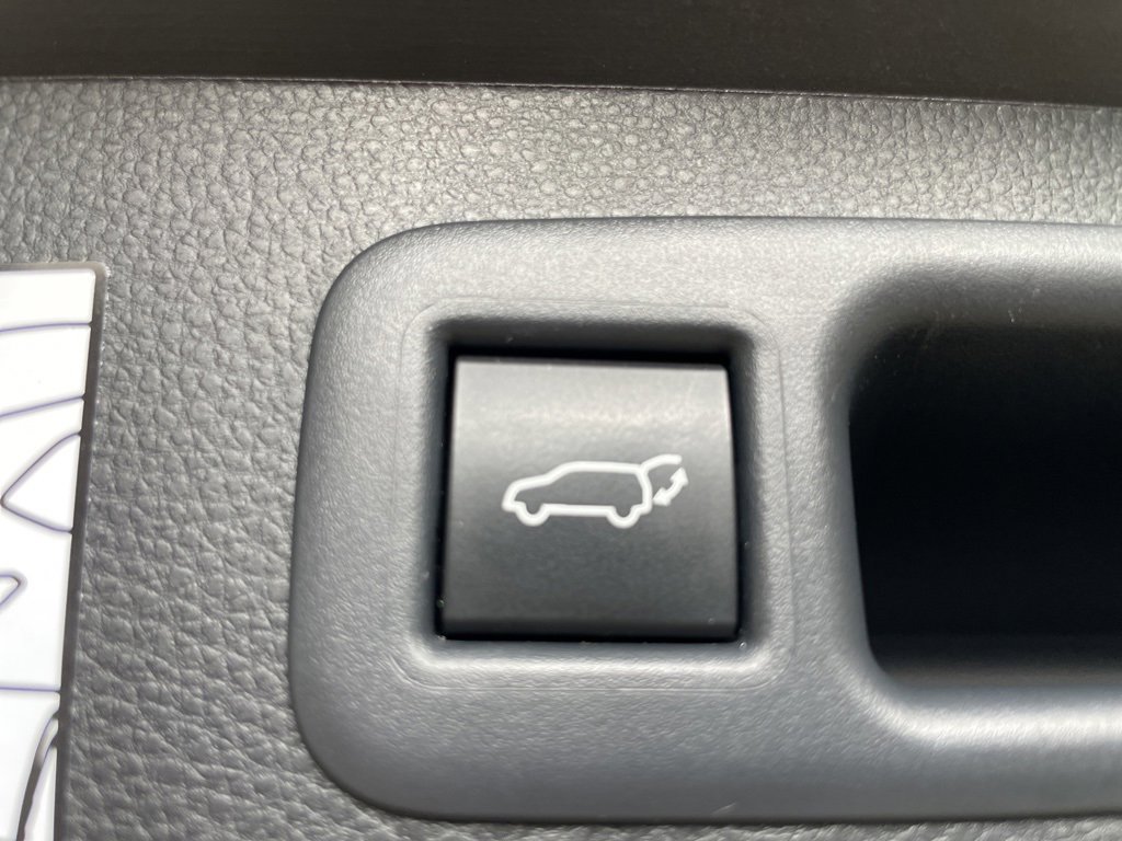 Used 2024 Toyota Highlander Platinum image 11