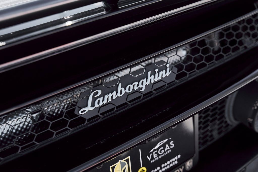 Used 2024 Lamborghini Huracan EVO image 13