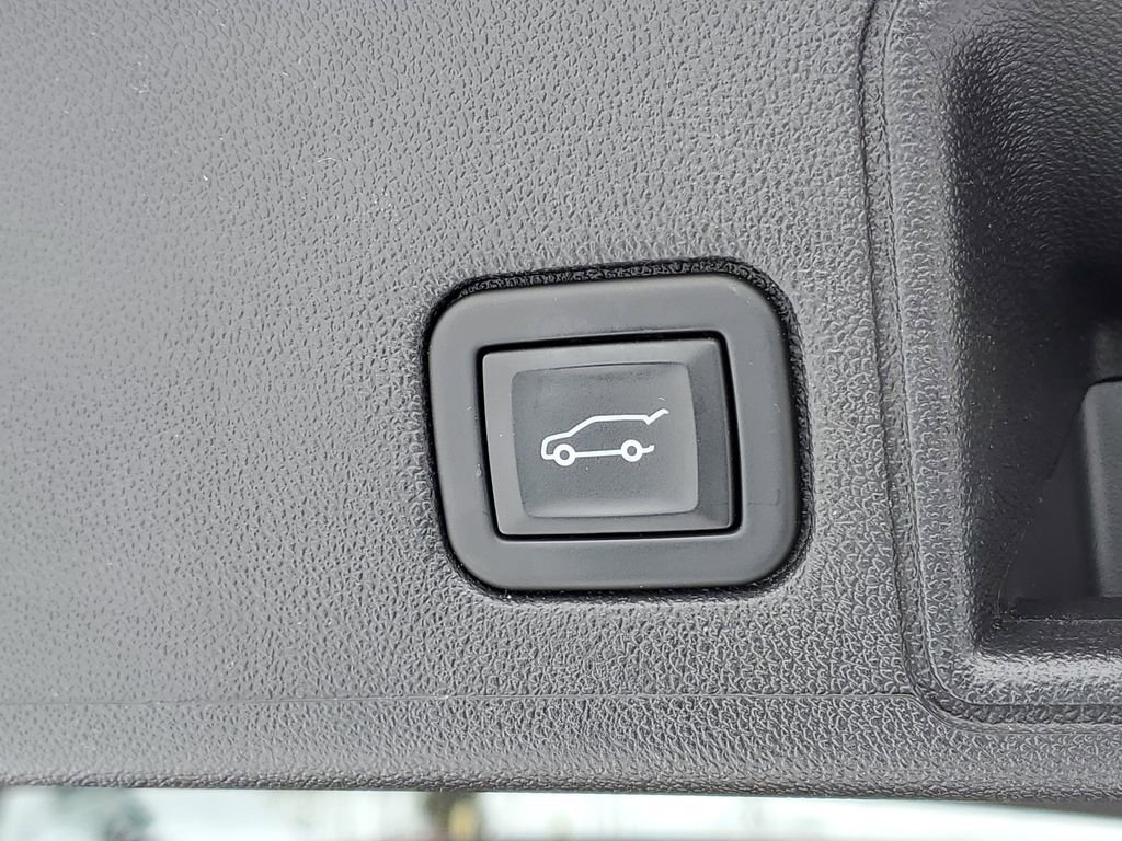 Used 2023 GMC Terrain SLE w/ Driver Convenience Package image 9