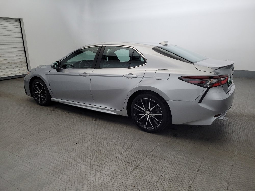 Used 2022 Toyota Camry SE image 3