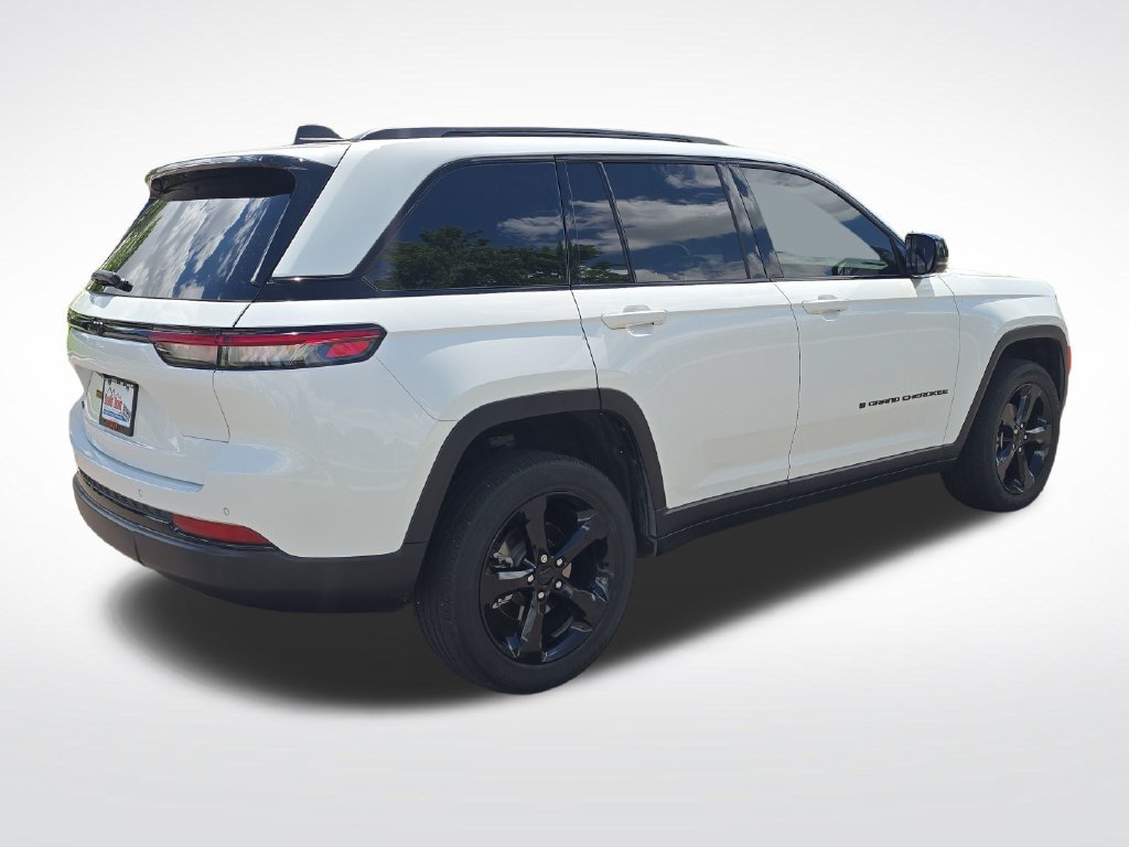 Used 2023 Jeep Grand Cherokee Altitude AWD/4WD image 6