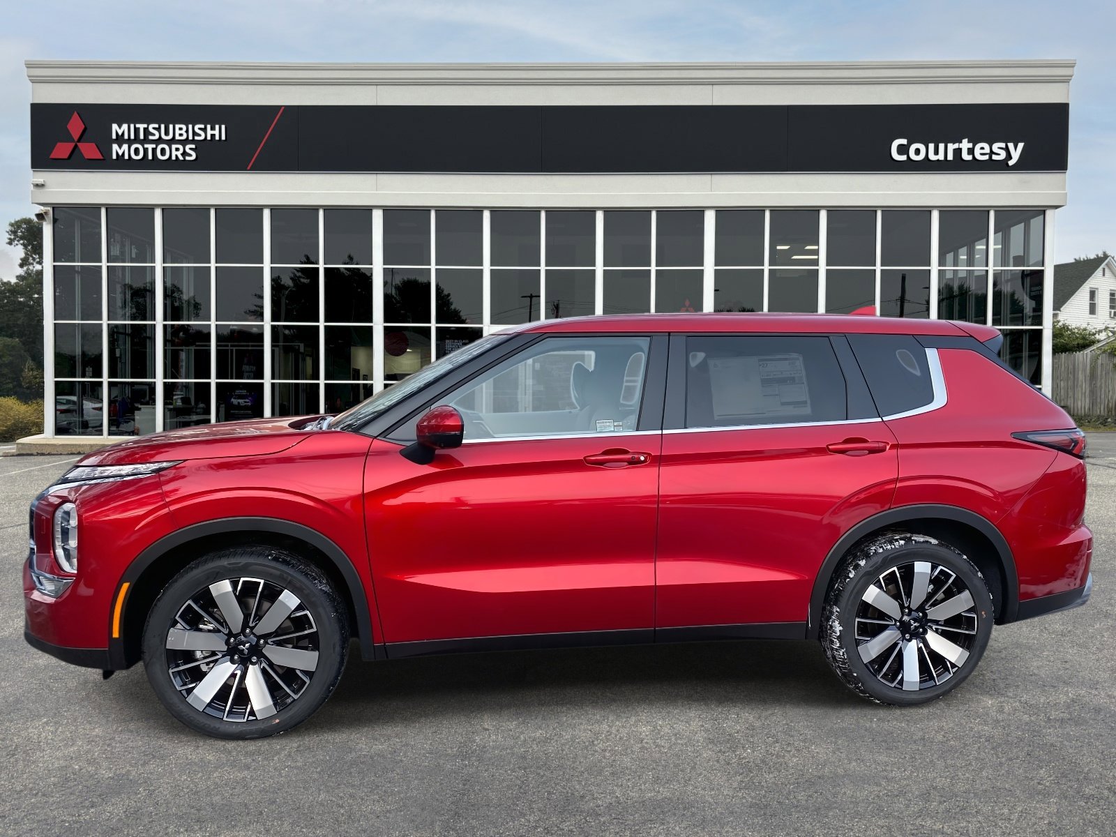 New 2026 Mitsubishi Outlander SE image 2