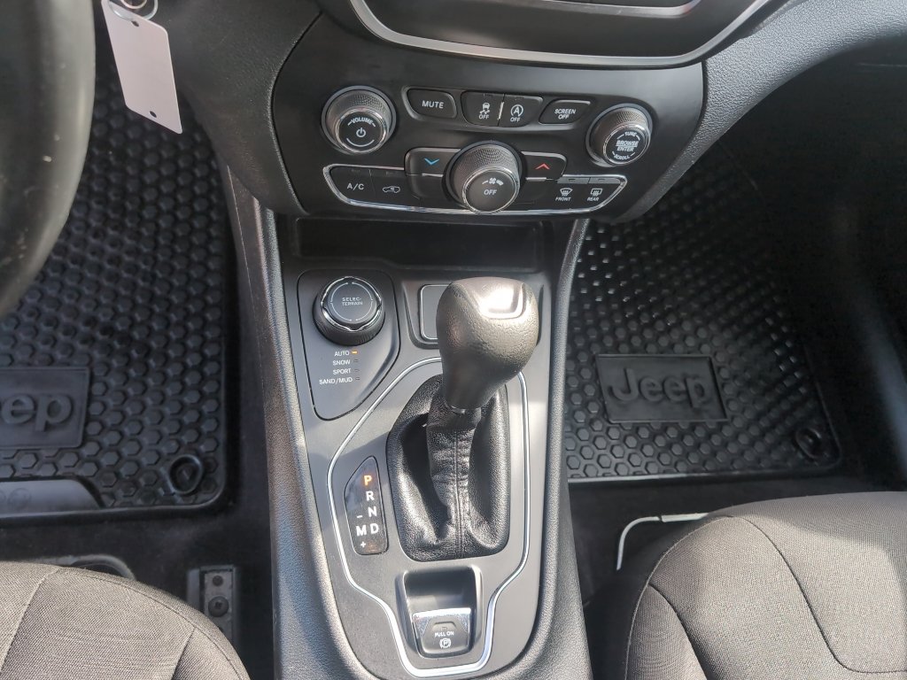 Used 2019 Jeep Cherokee Latitude w/ Cold Weather Group AWD/4WD image 14