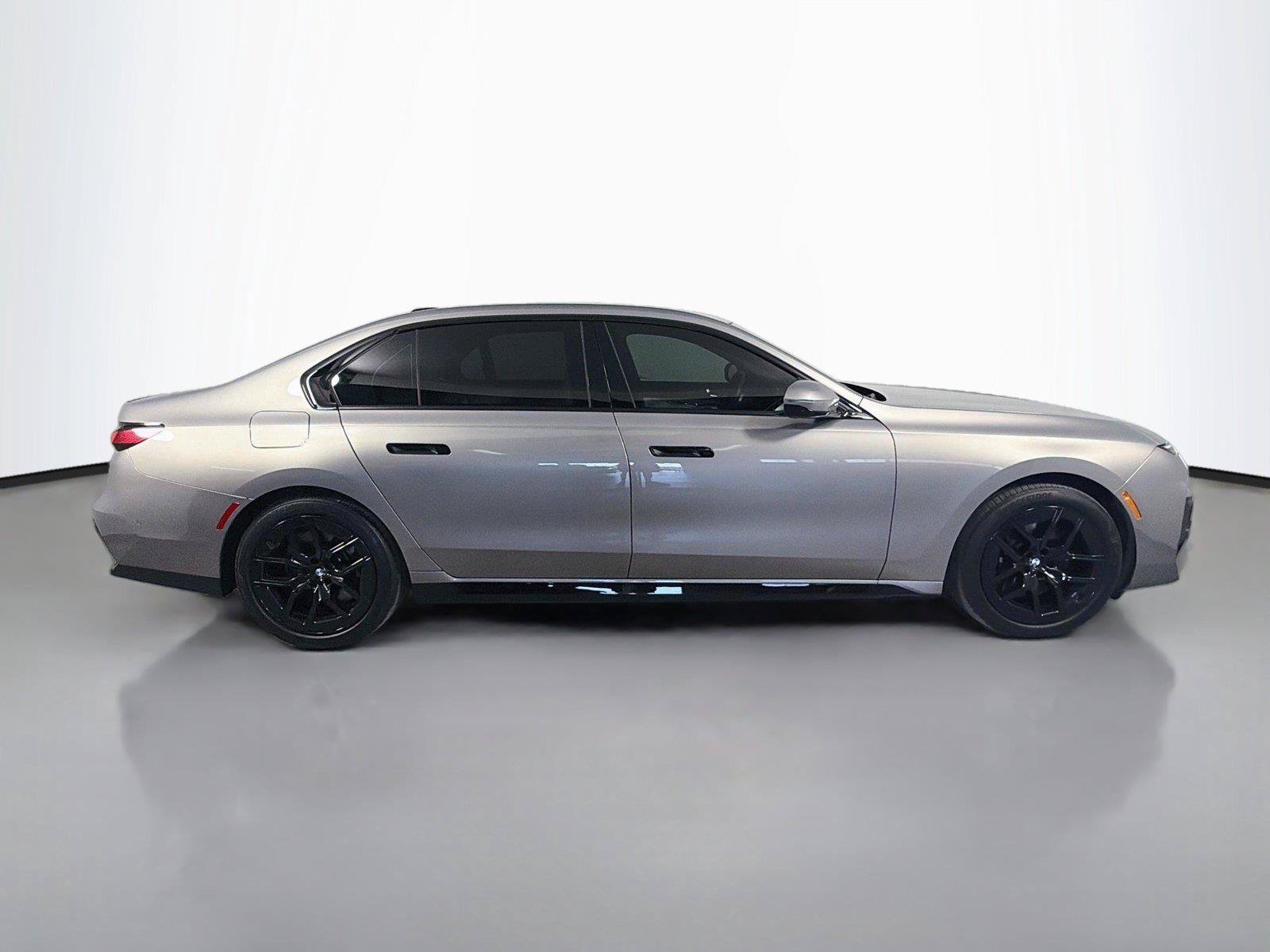 Used 2024 BMW 740i xDrive w/ Premium Package AWD/4WD image 4