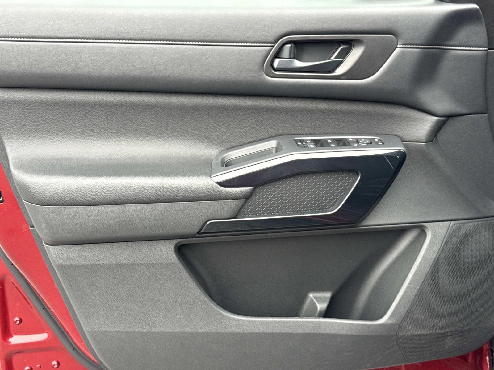 Used 2024 Nissan Pathfinder SV image 23