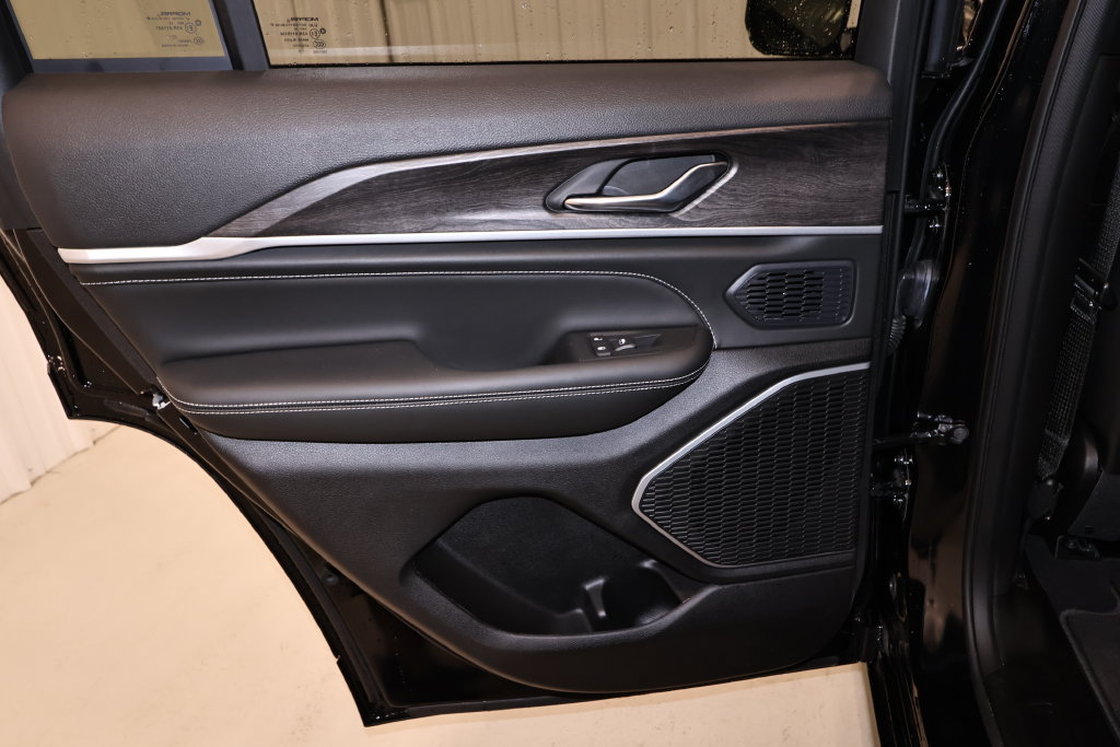 Used 2026 Jeep Grand Cherokee Limited AWD/4WD image 15