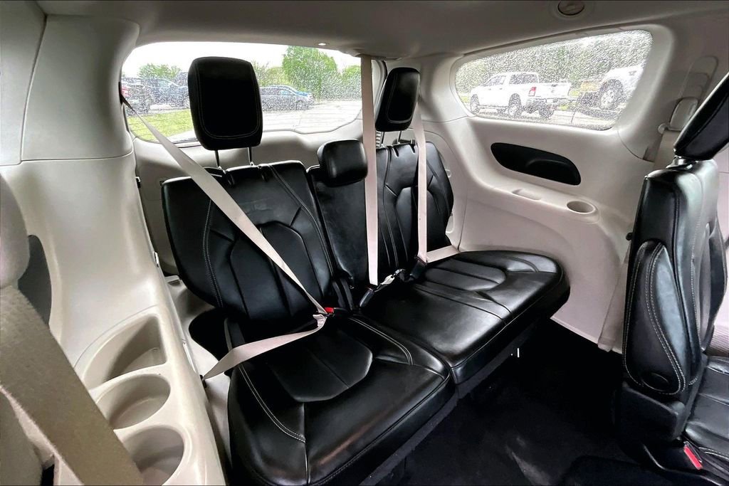 Used 2023 Chrysler Pacifica Touring-L FWD image 25