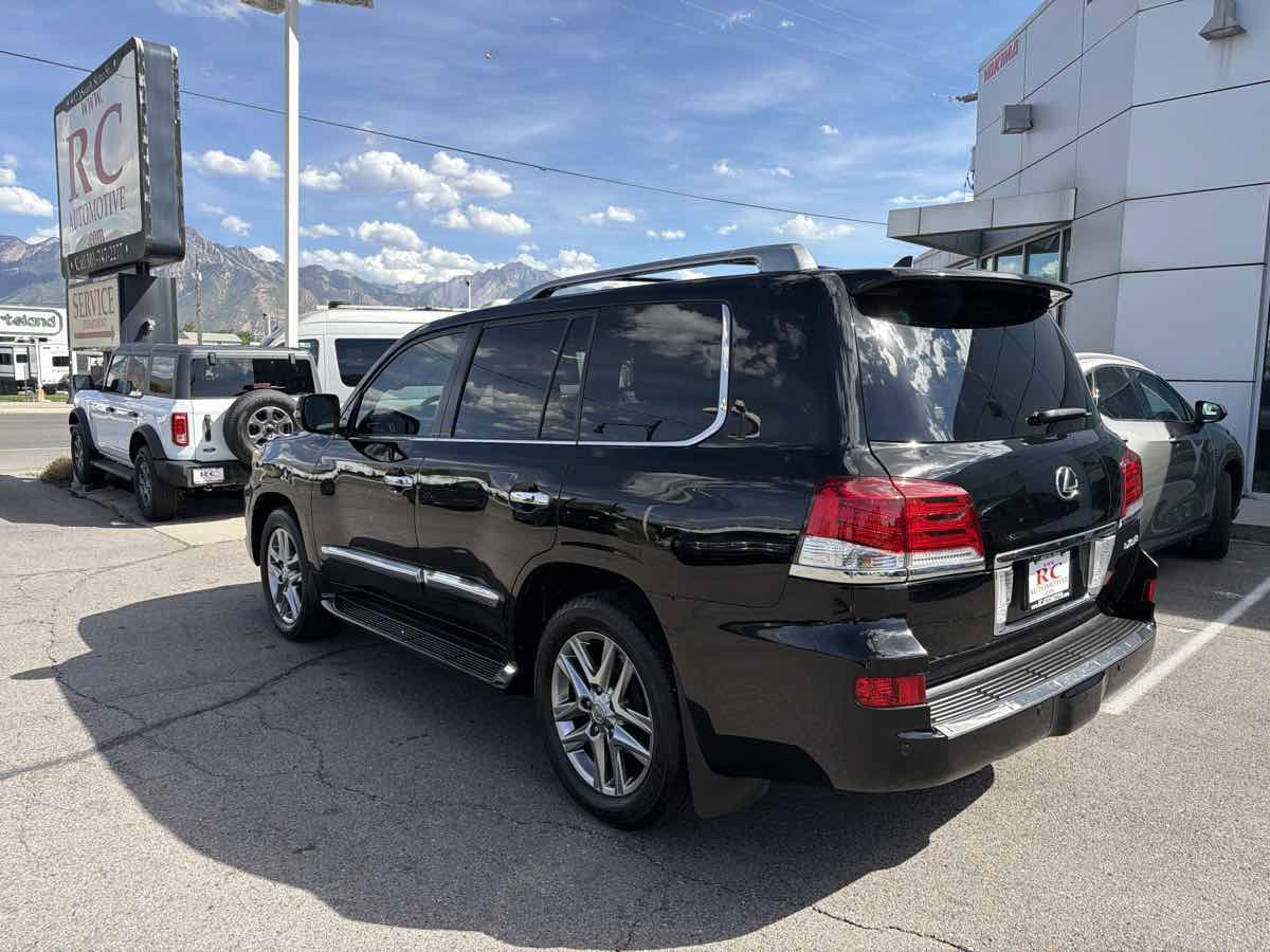Used 2013 Lexus LX 570 4WD w/ Luxury Pkg image 3