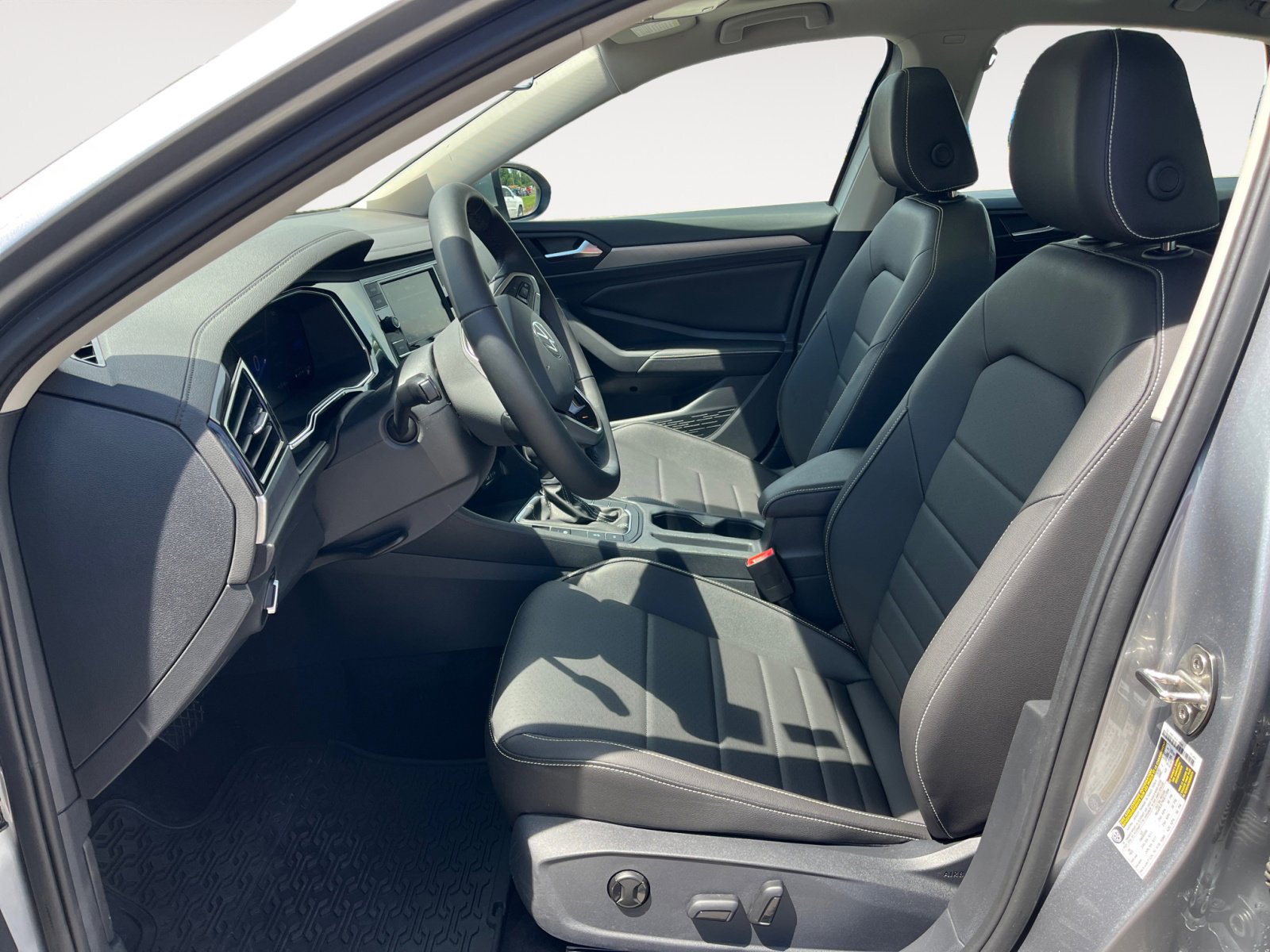 Used 2024 Volkswagen Jetta SE image 11