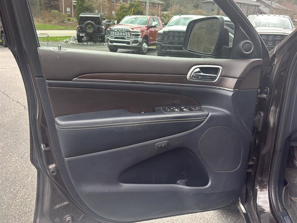 Used 2017 Jeep Grand Cherokee Overland w/ Jeep Active Safety Group image 9